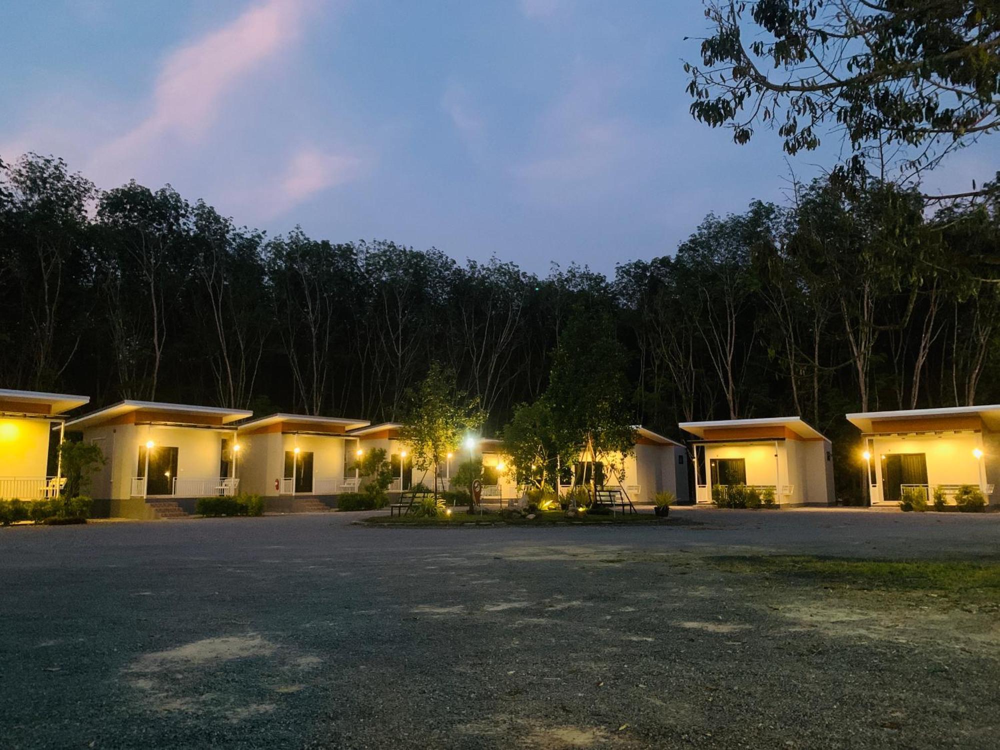 Suanvadee Resort สวนวดี รีสอร์ท Don Sak エクステリア 写真